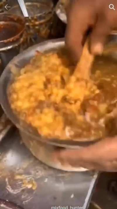 This man need to pressure wash his stall