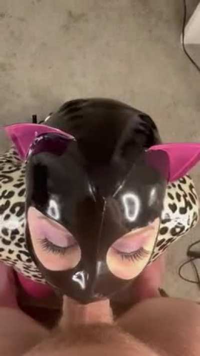 Latex kitty shows the depth of her throat