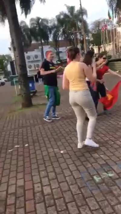 Bolsonarista cadeirante tentando atropelar as pessoas na rua
