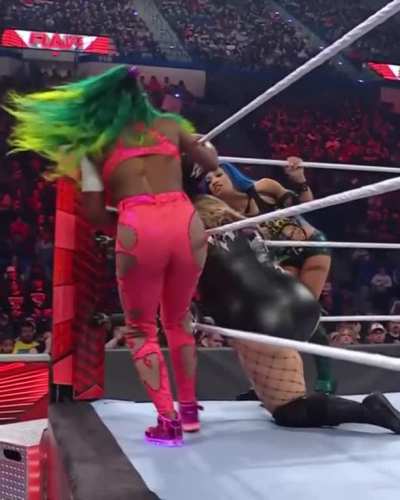 Naomi sexy booty