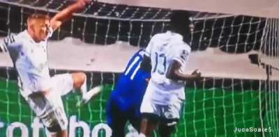Consegui o v&iacute;deo corrido do lance do marega e acho que &eacute; uma agress&atilde;o que acham?