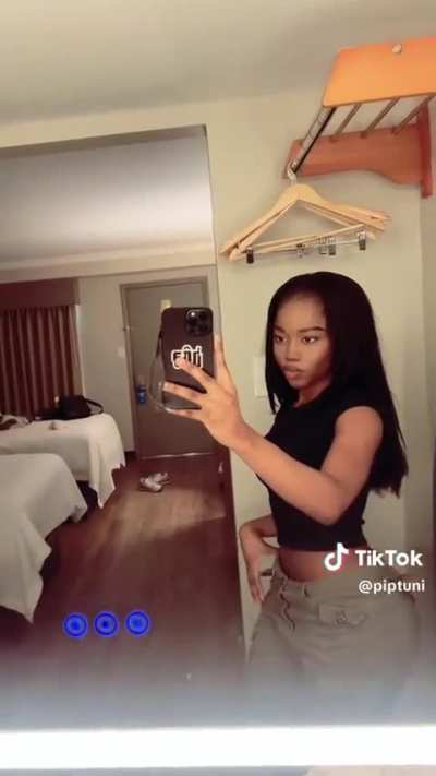 Curvy in cargos