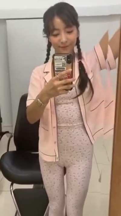 Luna from f(x) flaunting that cameltoe
