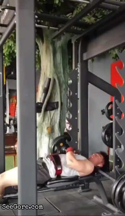 [LFO] Man in China killed after 100kg barbell pins his neck to gym bench