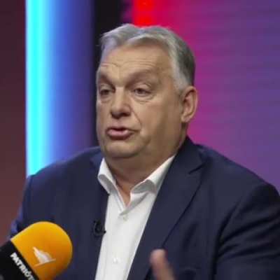 Orb&aacute;n is a sz&aacute;j&aacute;ra vette Magyar P&eacute;ter fallosz&aacute;t ("a nagy igazgat&aacute;s k&ouml;zben")