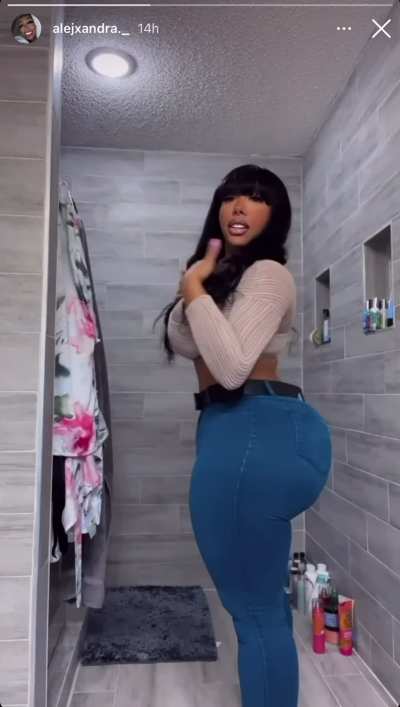 they say never trust a big booty and a smile but&hellip;