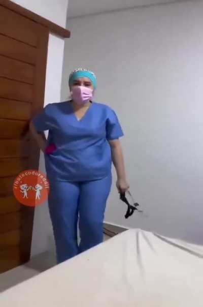 Eu pedi uma fantasia de enfermeira!