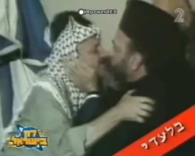 Filistin Kurtuluş &Ouml;rg&uuml;t&uuml; lideri Yaser Arafat ve bir papaz. Acımasız olma şimdi bu kadar...