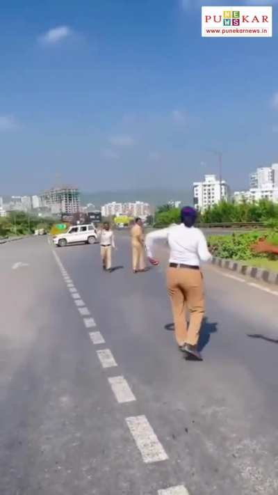 Massive Traffic Snarl Near Kiwale as Defence Minister Rajnath Singh&rsquo;s Visit to Symbiosis Institute Brings Highway to a Standstill; Angry Commuters Lash Out at Police Over VIP Movement Disruption 16 Oct 2025 - Pune📍