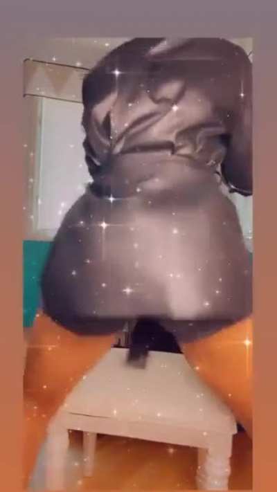 Jess twerking