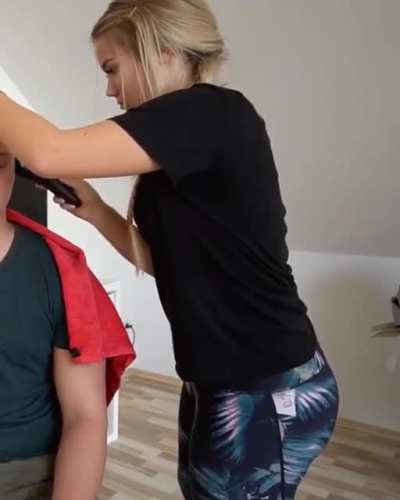 Julia in Leggings ... Video: &bdquo;Julia Beautx schneidet mir die Haar&ldquo; von EinKevinTV ... #RIPBeautxVlogs