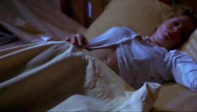Elisabeth Shue and Kim Dickens in 'Hollowman' (2000)