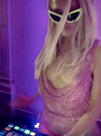Boobies a&rsquo; bouncing..