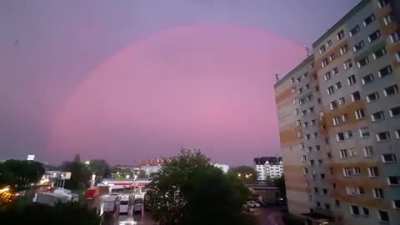 Радуга создаёт иллюзию другой планеты на горизонте