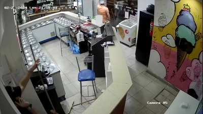 Palermo: Heladero se enojó con vendedores ambulantes que le ensuciaban la vereda y los echó a palazos