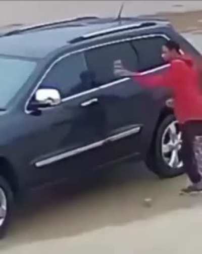 Robando un auto con m&uacute;sica de Bob Esponja de fonfo.