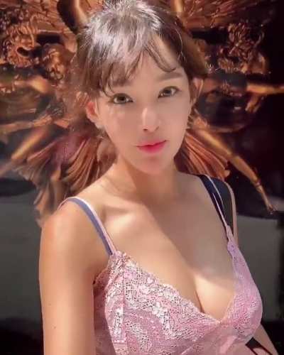 Insta vid - Sexy cleavage 3