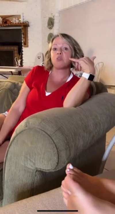 Guy unintentionally showing Daughters feet (she&rsquo;s 22) @OliveMannella