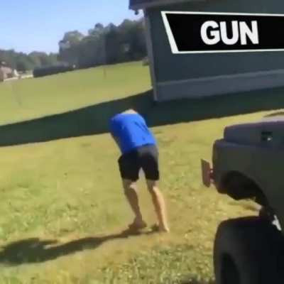 Para su especial neutro, usa un arma