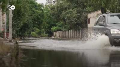 "Things did not survive. We became homeless ..." The water in Kherson is gradually receding, and people were able to get into their apartments to pick up the most necessary things. They say their houses are beyond repair. Video of DW film crew from Kherso