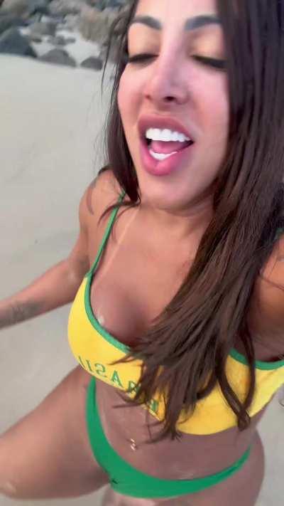 Eu fiquei muito excitado na praia e você já pode imaginar o que eu fiz, né?