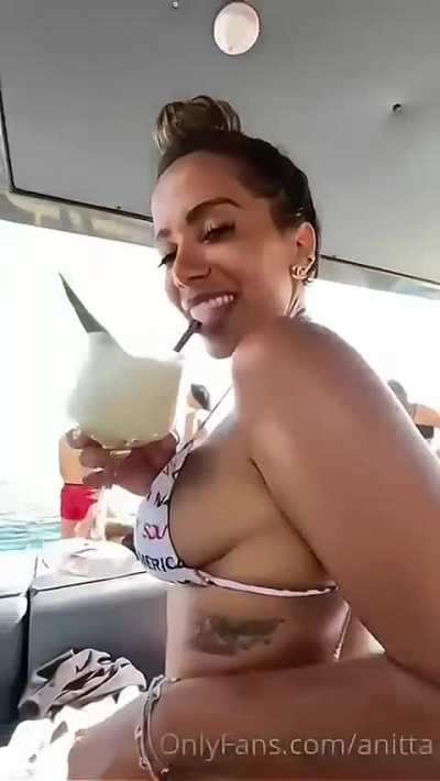 Um dos melhores v&iacute;deos da Anitta