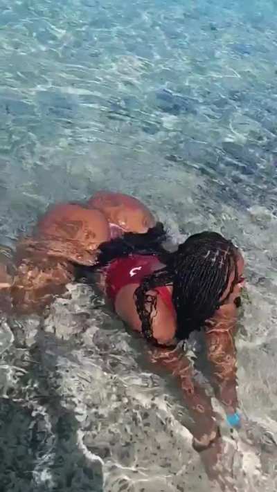 Ain&rsquo;t nothing like having a Big booty on vacation