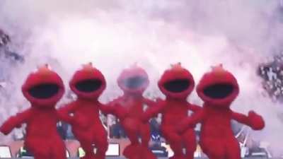 Elmo Anavatan i&ccedil;in dans ediyor