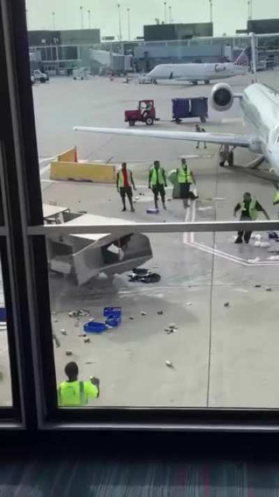 Примерно так я себе и представлял погрузку своих вещей в самолёт