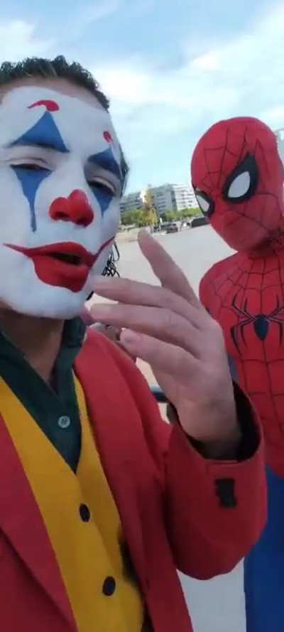 El Joker y Spiderman se pelearon por el espacio de trabajo en el Puente de la Mujer de Puerto Madero y tuvo que intervenir la policía