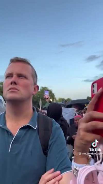 Crowds outside Buckingham Palace sang &ldquo;God Save The Queen&rdquo; following her death ❤️
