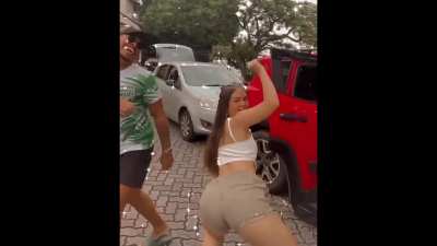 Mel Maia rebolando o rabo gostoso