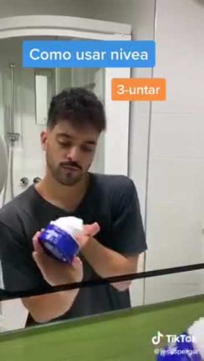 Me lo imagino yendo a comprar la crema al super y diciendo en su mente 