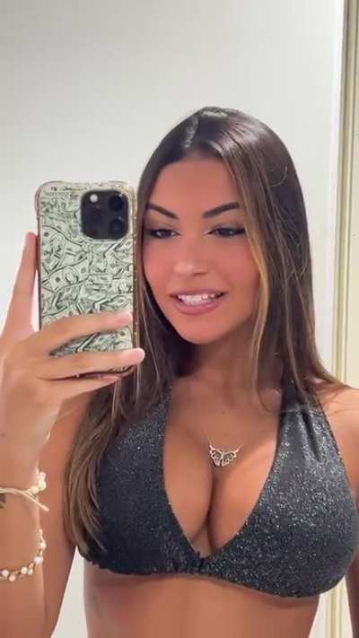 Gabriela Moura - Cleavage