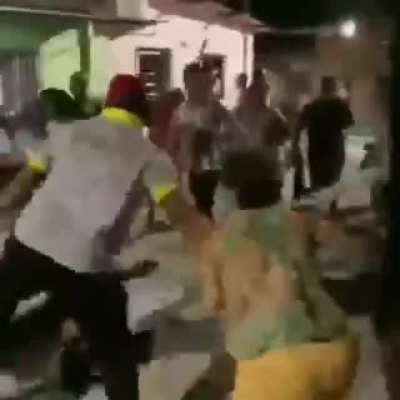 o cara q tava com peda&ccedil;o de pau na m&atilde;o tava indo pra cima da crian&ccedil;a, quando veio nosso heroi o salvar