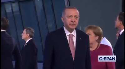 Bu adam bizi rezil kepaze bir duruma düşürüyor aq