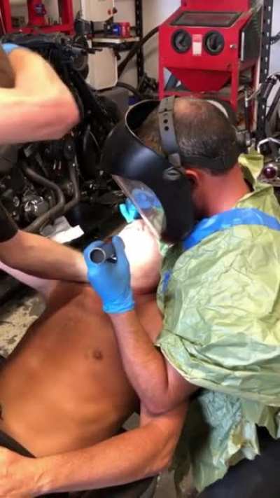 No dental insurance? No problem&hellip;Harley mechanic pulls tooth for friend with no insurance! 🦷😫