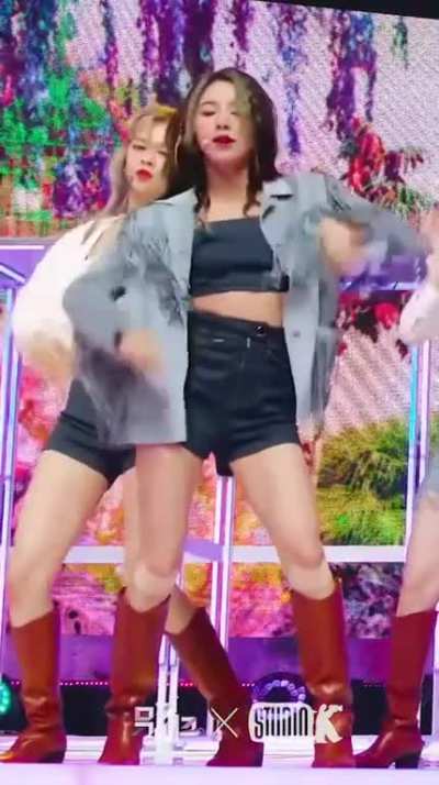 200612 - Stunning Chaeyoung (ft. Dahyun &amp;amp; Jeongyeon)