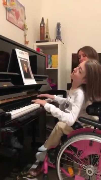 Italian pianist Valentina Irlando who has a rare muscle disorder started learning piano a year ago, and now she&rsquo;s playing Chopin
