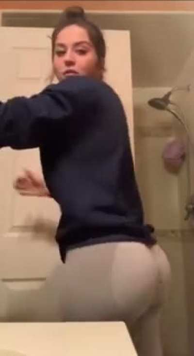 Thot gets surprised by her own ass
