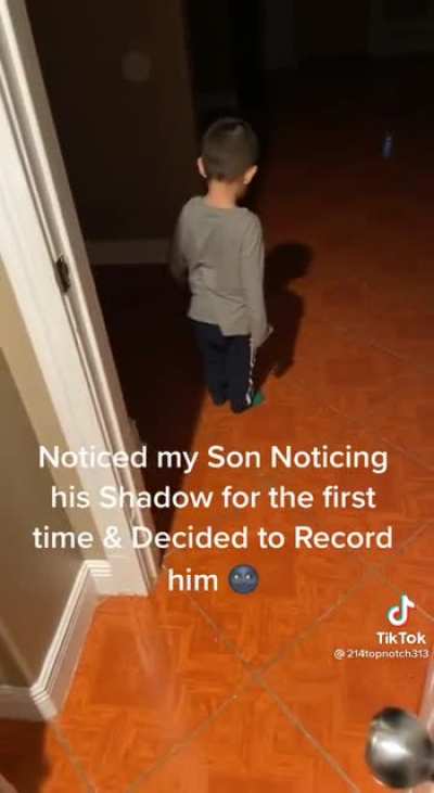 Kid sees shadow for the 1st time