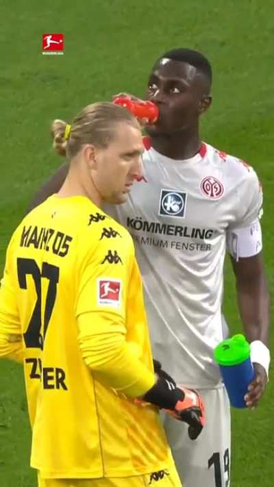 Ref stopped the play for a player to break his fast