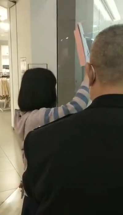 这些黑皮为什么要阻拦女兔友爱国？😭