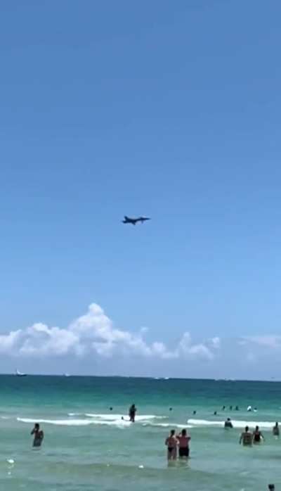 "Fastmover" UFO / UAP filmed with good quality in slow-Motion. At the Miami air and sea show. Looks like it came from the water. Source in comments