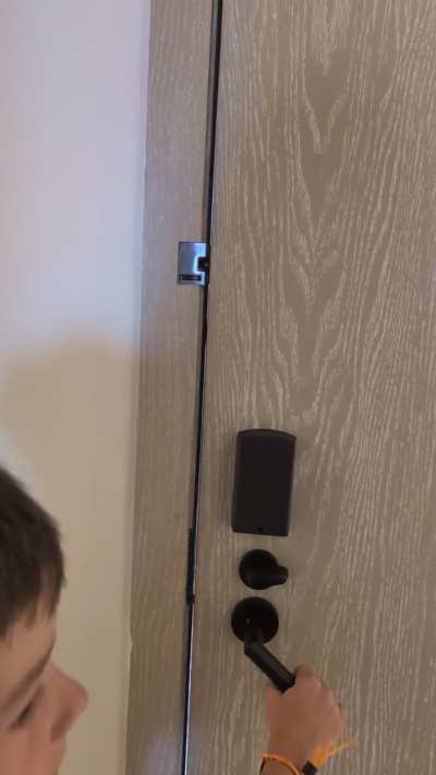 Absolutely useless door chain