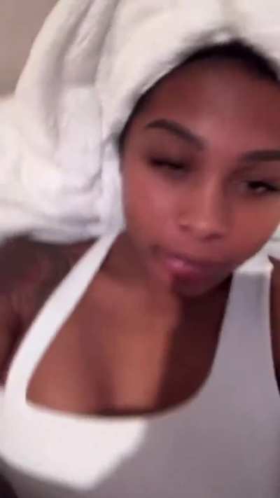 🧖🏾&zwj;♀️