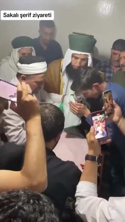 Bir cemaat, Filistin i&ccedil;in plug-i şerife tek tek &ouml;p&uuml;c&uuml;k kondurması elhamdurillah g&uuml;ndem oldu.