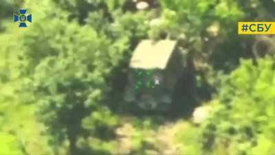 Footage of a Russian 2S19 "Msta-S" 152-mm self-propelled howitzer hidden right next to an occupied civilian house getting destroyed by a Ukranian long-range UAV. Pokrovsk, Donetks Oblast.