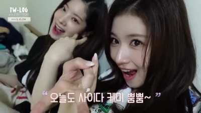 210504 - Sana and Dahyun say "yaaa"
