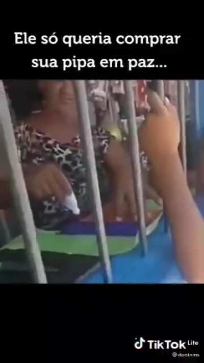 Ele só queria comprar uma pipinha